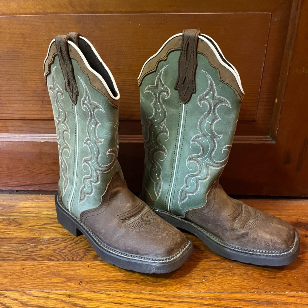 Women’s size 7 Justin Square toe boots, like new!